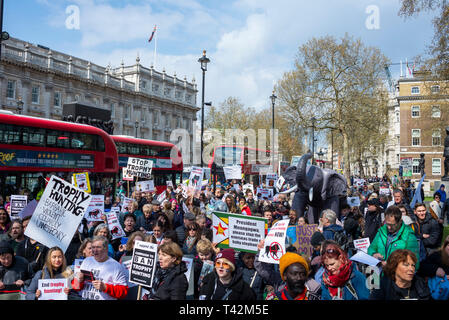 Protestmarsch in London statt an einer Demonstration gegen die drohende Ausrottung der wildlebenden Pflanzen und Tiere und Hervorhebung der Akt der Trophäenjagd insbesondere von Elefanten und Nashörner. Es ist Teil des 5. Globale März für Elefanten und Nashörner und ist zeitlich vor einer Konferenz in Sri Lanka Aufruf an uplist Elefanten zu Anlage I Stockfoto