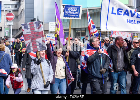 Nottingham, UK, 13. April 2019. März 4 Demokratie durch die Schulabgänger von Nottingham Group organisiert fand heute mit Jonathan Farren MDEP und Mitglied von Nigel Farage Brexit Partei führt die Reden auf dem Alten Markt in der Stadt. Credit: Ian Francis/Alamy leben Nachrichten Stockfoto