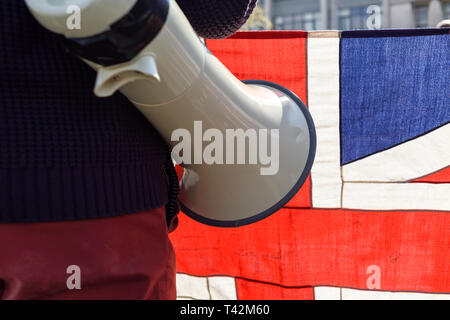 Nottingham, UK, 13. April 2019. März 4 Demokratie durch die Schulabgänger von Nottingham Group organisiert fand heute mit Jonathan Farren MDEP und Mitglied von Nigel Farage Brexit Partei führt die Reden auf dem Alten Markt in der Stadt. Credit: Ian Francis/Alamy leben Nachrichten Stockfoto