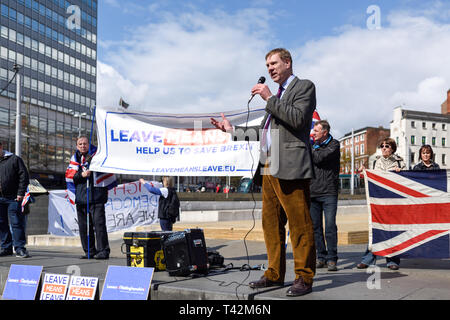 Nottingham, UK, 13. April 2019. März 4 Demokratie durch die Schulabgänger von Nottingham Group organisiert fand heute mit Jonathan Farren MDEP und Mitglied von Nigel Farage Brexit Partei führt die Reden auf dem Alten Markt in der Stadt. Credit: Ian Francis/Alamy leben Nachrichten Stockfoto