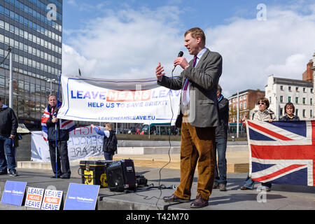 Nottingham, UK, 13. April 2019. März 4 Demokratie durch die Schulabgänger von Nottingham Group organisiert fand heute mit Jonathan Farren MDEP und Mitglied von Nigel Farage Brexit Partei führt die Reden auf dem Alten Markt in der Stadt. Credit: Ian Francis/Alamy leben Nachrichten Stockfoto