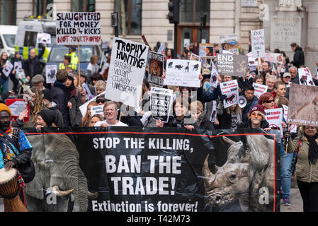 Protestmarsch in London statt an einer Demonstration gegen die drohende Ausrottung der wildlebenden Pflanzen und Tiere und Hervorhebung der Akt der Trophäenjagd insbesondere von Elefanten und Nashörner. Es ist Teil des 5. Globale März für Elefanten und Nashörner und ist zeitlich vor einer Konferenz in Sri Lanka Aufruf an uplist Elefanten zu Anlage I Stockfoto