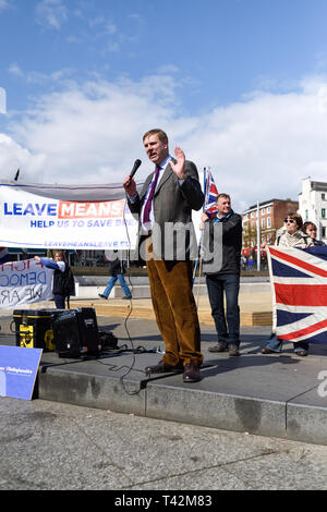 Nottingham, UK, 13. April 2019. März 4 Demokratie durch die Schulabgänger von Nottingham Group organisiert fand heute mit Jonathan Farren MDEP und Mitglied von Nigel Farage Brexit Partei führt die Reden auf dem Alten Markt in der Stadt. Credit: Ian Francis/Alamy leben Nachrichten Stockfoto