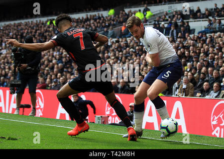 London, Großbritannien. 13. April 2019. Jan Vertonghen von Tottenham Hotspur (R) in Aktion mit Juininho Bacuna von Huddersfield Town (L). Premier League match, Tottenham Hotspur v Huddersfield Town an der Tottenham Hotspur Stadion in London am Samstag, 13. April 2019. Dieses Bild dürfen nur für redaktionelle Zwecke verwendet werden. Nur die redaktionelle Nutzung, eine Lizenz für die gewerbliche Nutzung erforderlich. Keine Verwendung in Wetten, Spiele oder einer einzelnen Verein/Liga/player Publikationen. pic von Steffan Bowen/Andrew Orchard sport Fotografie/Alamy leben Nachrichten Stockfoto