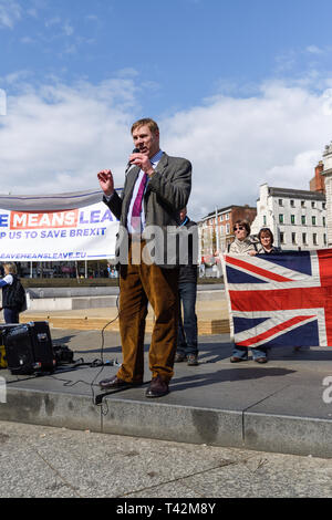 Nottingham, UK, 13. April 2019. März 4 Demokratie durch die Schulabgänger von Nottingham Group organisiert fand heute mit Jonathan Farren MDEP und Mitglied von Nigel Farage Brexit Partei führt die Reden auf dem Alten Markt in der Stadt. Credit: Ian Francis/Alamy leben Nachrichten Stockfoto