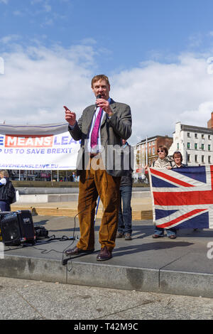 Nottingham, UK, 13. April 2019. März 4 Demokratie durch die Schulabgänger von Nottingham Group organisiert fand heute mit Jonathan Farren MDEP und Mitglied von Nigel Farage Brexit Partei führt die Reden auf dem Alten Markt in der Stadt. Credit: Ian Francis/Alamy leben Nachrichten Stockfoto