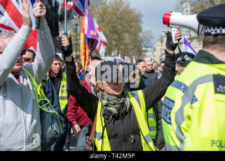 Großer Protest zugunsten eines "No Deal" Brexit, gelbe Weste Protesters haben außerhalb der Downing Street versammelt, um gegen Mangel der britischen Regierung Fortschritte bei Verlassen der Europäischen Union zu demonstrieren Stockfoto