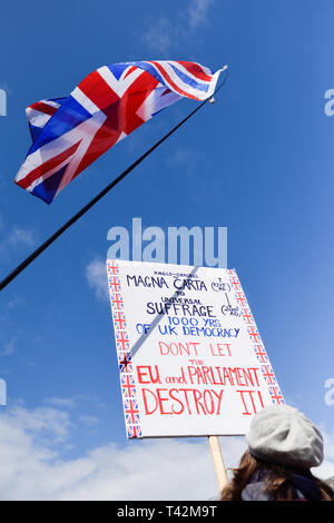 Nottingham, UK, 13. April 2019. März 4 Demokratie durch die Schulabgänger von Nottingham Group organisiert fand heute mit Jonathan Farren MDEP und Mitglied von Nigel Farage Brexit Partei führt die Reden auf dem Alten Markt in der Stadt. Credit: Ian Francis/Alamy leben Nachrichten Stockfoto