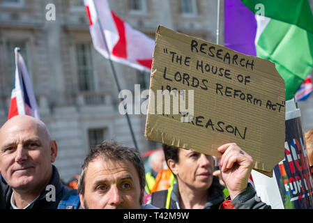 Großer Protest zugunsten eines "No Deal" Brexit, gelbe Weste Protesters haben außerhalb der Downing Street versammelt, um gegen Mangel der britischen Regierung Fortschritte bei Verlassen der Europäischen Union zu demonstrieren Stockfoto