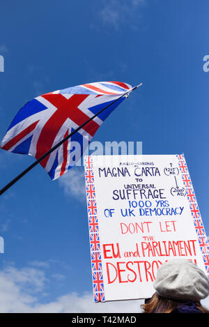 Nottingham, UK, 13. April 2019. März 4 Demokratie durch die Schulabgänger von Nottingham Group organisiert fand heute mit Jonathan Farren MDEP und Mitglied von Nigel Farage Brexit Partei führt die Reden auf dem Alten Markt in der Stadt. Credit: Ian Francis/Alamy leben Nachrichten Stockfoto