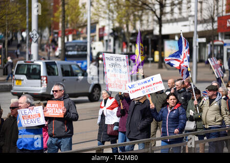 Nottingham, UK, 13. April 2019. März 4 Demokratie durch die Schulabgänger von Nottingham Group organisiert fand heute mit Jonathan Farren MDEP und Mitglied von Nigel Farage Brexit Partei führt die Reden auf dem Alten Markt in der Stadt. Credit: Ian Francis/Alamy leben Nachrichten Stockfoto