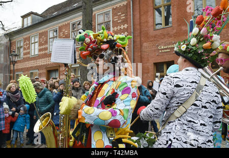 Potsdam, Deutschland. 13 Apr, 2019. Bunt kostümierte Musiker spielen im Tulip Festival im Holländischen Viertel. Rund 15.000 Besucher werden vom 14.04.2019 erwartet. Foto: Bernd Settnik/dpa-Zentralbild/dpa/Alamy leben Nachrichten Stockfoto