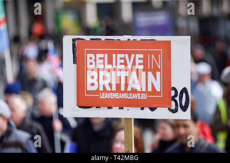Nottingham, UK, 13. April 2019. März 4 Demokratie durch die Schulabgänger von Nottingham Group organisiert fand heute mit Jonathan Farren MDEP und Mitglied von Nigel Farage Brexit Partei führt die Reden auf dem Alten Markt in der Stadt. Credit: Ian Francis/Alamy leben Nachrichten Stockfoto