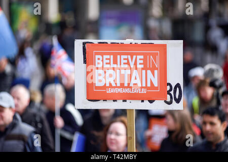 Nottingham, UK, 13. April 2019. März 4 Demokratie durch die Schulabgänger von Nottingham Group organisiert fand heute mit Jonathan Farren MDEP und Mitglied von Nigel Farage Brexit Partei führt die Reden auf dem Alten Markt in der Stadt. Credit: Ian Francis/Alamy leben Nachrichten Stockfoto