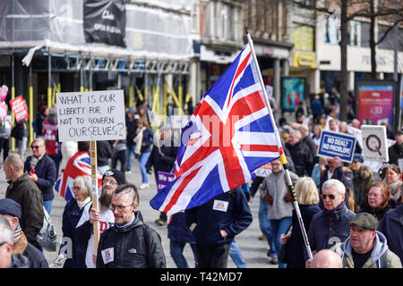Nottingham, UK, 13. April 2019. März 4 Demokratie durch die Schulabgänger von Nottingham Group organisiert fand heute mit Jonathan Farren MDEP und Mitglied von Nigel Farage Brexit Partei führt die Reden auf dem Alten Markt in der Stadt. Credit: Ian Francis/Alamy leben Nachrichten Stockfoto
