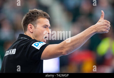 13 April 2019, Nordrhein-Westfalen, Halle (Westfalen): Handball: EM-Qualifikation, Deutschland - Polen, 2. Qualifikation, Gruppe 1, 4. Spieltag im Gerry Weber Stadion. Deutschlands Trainer Christian Prokop hebt seinen Daumen. Foto: Guido Kirchner/dpa Stockfoto