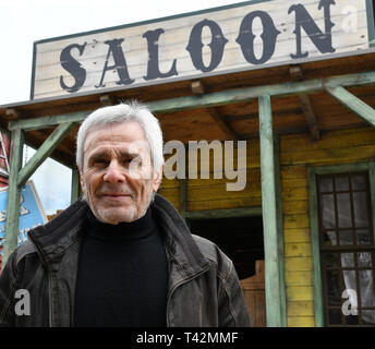 Potsdam, Deutschland. 13 Apr, 2019. Schauspieler Gojko Mitic steht in den westlichen Hintergrund der Filmpark am Anfang der Saison. Foto: Bernd Settnik/dpa-Zentralbild/dpa/Alamy leben Nachrichten Stockfoto