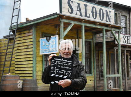 Potsdam, Deutschland. 13 Apr, 2019. Schauspieler Gojko Mitic Streiks der erste Schlag für die neue Western Show 'Tierisch Twist" zu Beginn der Saison im Filmpark. Foto: Bernd Settnik/dpa-Zentralbild/ZB/dpa/Alamy leben Nachrichten Stockfoto