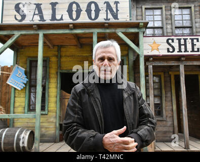 Potsdam, Deutschland. 13 Apr, 2019. Schauspieler Gojko Mitic steht in den westlichen Hintergrund der Filmpark am Anfang der Saison. Foto: Bernd Settnik/dpa-Zentralbild/ZB/dpa/Alamy leben Nachrichten Stockfoto