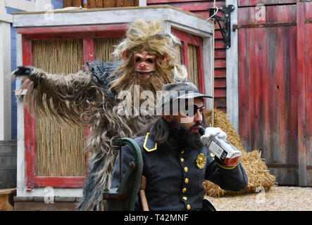 Potsdam, Deutschland. 13 Apr, 2019. Akteure der neuen Western Show 'Tierisch verwreht" zu Beginn der Saison in der Filmpark erscheinen. Foto: Bernd Settnik/dpa-Zentralbild/ZB/dpa/Alamy leben Nachrichten Stockfoto