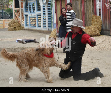 Potsdam, Deutschland. 13 Apr, 2019. Akteure der neuen Western Show 'Tierisch verwreht" zu Beginn der Saison in der Filmpark erscheinen. Foto: Bernd Settnik/dpa-Zentralbild/ZB/dpa/Alamy leben Nachrichten Stockfoto