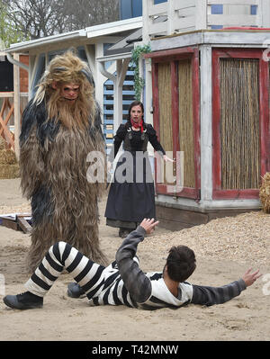 Potsdam, Deutschland. 13 Apr, 2019. Akteure der neuen Western Show 'Tierisch verwreht" zu Beginn der Saison in der Filmpark erscheinen. Foto: Bernd Settnik/dpa-Zentralbild/ZB/dpa/Alamy leben Nachrichten Stockfoto