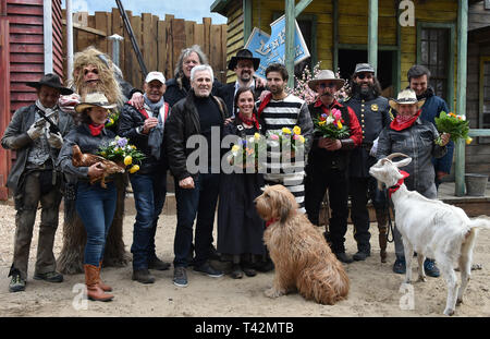 Potsdam, Deutschland. 13 Apr, 2019. Schauspieler Gojko Mitic (M) steht zusammen mit den Akteuren der neuen Western Show 'Tierisch verwreht' am Anfang der Saison im Filmpark. Foto: Bernd Settnik/dpa-Zentralbild/ZB/dpa/Alamy leben Nachrichten Stockfoto