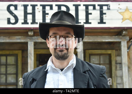 Potsdam, Deutschland. 13 Apr, 2019. Malte Schatz, Produzent und Regisseur der neuen Show 'Tierisch verwreht - Sterben Westernshow', ist zu Beginn der Saison in der Filmpark Babelsberg in der Westernkulisse. Foto: Bernd Settnik/dpa-Zentralbild/ZB/dpa/Alamy leben Nachrichten Stockfoto