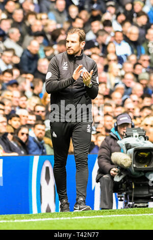 London, Großbritannien. 13. April 2019. Jan Siewert Manager von Huddersfield Town während der Premier League Match zwischen den Tottenham Hotspur und Huddersfield Town an der Tottenham Hotspur Stadion, London, England am 13. April 2019. Foto von Adamo di Loreto. Nur die redaktionelle Nutzung, eine Lizenz für die gewerbliche Nutzung erforderlich. Keine Verwendung in Wetten, Spiele oder einer einzelnen Verein/Liga/player Publikationen. Credit: UK Sport Pics Ltd/Alamy leben Nachrichten Stockfoto