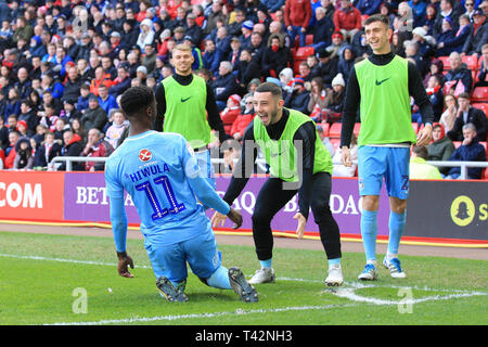 SUNDERLAND, England. 13. April von Coventry City Jordy Hiwula feiert zählenden Dritten Ziel seiner Seite während der Sky Bet Liga 1 Übereinstimmung zwischen Sunderland und Coventry City im Stadion des Lichts, Sunderland am Samstag, 13. April 2019. (Credit: Steven Hadlow | MI Nachrichten) nur die redaktionelle Nutzung, eine Lizenz für die gewerbliche Nutzung erforderlich. Keine Verwendung in Wetten, Spiele oder einer einzelnen Verein/Liga/player Publikationen. Foto darf nur für Zeitung und/oder Zeitschrift redaktionelle Zwecke verwendet werden. Möglicherweise nicht für Publikationen, bei denen 1 Spieler, 1 Club oder 1 Wettbewerb ohne schriftliche Genehmigung von Footbal verwendet werden. Stockfoto