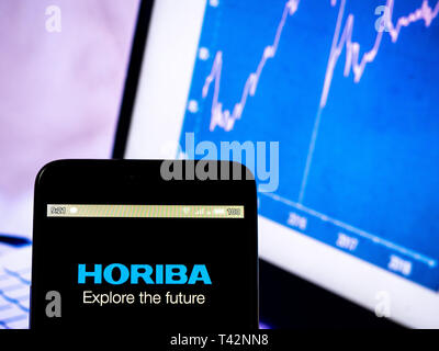 In der Ukraine. 13 Apr, 2019. In diesem Foto Illustration einer Horiba Ltd., Logo auf einem Smartphone Gutschrift angezeigt: Igor Golovniov/SOPA Images/ZUMA Draht/Alamy leben Nachrichten Stockfoto