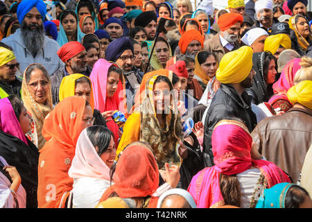 Gravesend, Kent, UK, 13. April 2019. Tausende von Zuschauern und religiösen Besucher säumen die Straßen von Gravesend in Kent zu beobachten und in der jährlichen Vaisakhi Prozession teilnehmen. Vaisakhi wird durch die Sikh Gemeinschaft feierte auf der ganzen Welt. Stockfoto