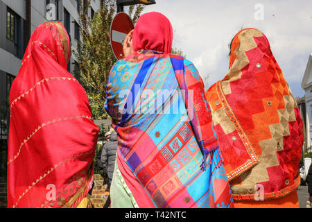 Gravesend, Kent, UK, 13. April 2019. Tausende von Zuschauern und religiösen Besucher säumen die Straßen von Gravesend in Kent zu beobachten und in der jährlichen Vaisakhi Prozession teilnehmen. Vaisakhi wird durch die Sikh Gemeinschaft feierte auf der ganzen Welt. Stockfoto