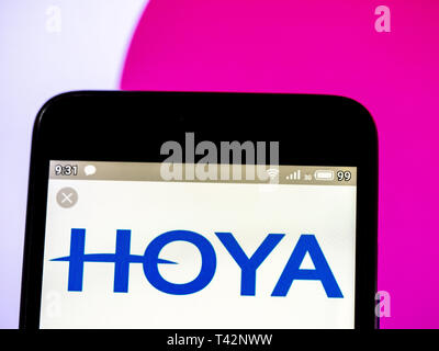 In der Ukraine. 13 Apr, 2019. In diesem Foto Illustration eine Hoya Corporation logo gesehen auf einem Smartphone angezeigt. Quelle: Igor Golovniov/SOPA Images/ZUMA Draht/Alamy leben Nachrichten Stockfoto