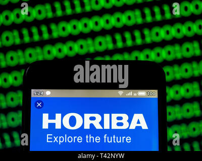 In der Ukraine. 13 Apr, 2019. In diesem Foto Illustration einer Horiba Ltd., Logo auf einem Smartphone Gutschrift angezeigt: Igor Golovniov/SOPA Images/ZUMA Draht/Alamy leben Nachrichten Stockfoto