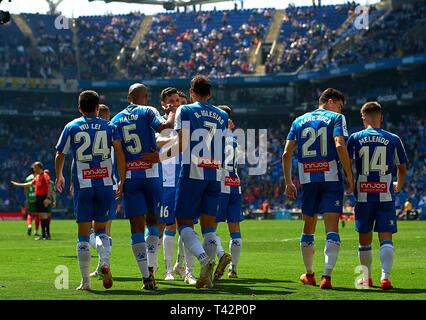 Barcelona, Spanien. 13 Apr, 2019. Spieler der RCD Espanyol feiern ein Ziel ihrer Mannschaft während einer Spanischen Liga Match zwischen RCD Espanyol und Alaves in Barcelona, Spanien, am 13. April 2019. Credit: Joan Gosa/Xinhua/Alamy leben Nachrichten Stockfoto