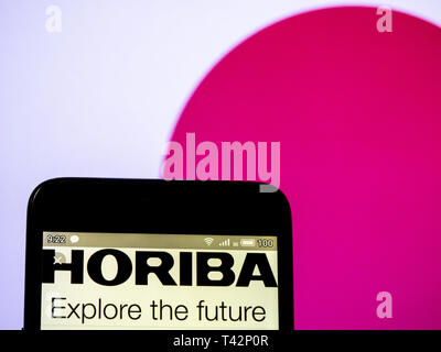 In der Ukraine. 13 Apr, 2019. In diesem Foto Illustration einer Horiba Ltd., Logo auf einem Smartphone Gutschrift angezeigt: Igor Golovniov/SOPA Images/ZUMA Draht/Alamy leben Nachrichten Stockfoto