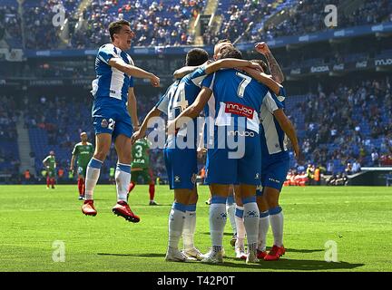 Barcelona, Spanien. 13 Apr, 2019. Spieler der RCD Espanyol feiern ein Ziel ihrer Mannschaft während einer Spanischen Liga Match zwischen RCD Espanyol und Alaves in Barcelona, Spanien, am 13. April 2019. Credit: Joan Gosa/Xinhua/Alamy leben Nachrichten Stockfoto