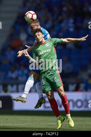 Barcelona, Spanien. 13 Apr, 2019. Die RCD Espanyol Adria Pedrosa (Hinten) Mias für Antenne mit Alaves "Ximo Navarro während der spanischen Liga Match zwischen RCD Espanyol und Alaves in Barcelona, Spanien, am 13. April 2019. Credit: Joan Gosa/Xinhua/Alamy leben Nachrichten Stockfoto