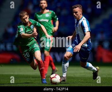 Barcelona, Spanien. 13 Apr, 2019. Die RCD Espanyol Adria Pedrosa (R) Mias mit Alaves "arko Brasanac (L) während der spanischen Liga Match zwischen RCD Espanyol und Alaves in Barcelona, Spanien, am 13. April 2019. Credit: Joan Gosa/Xinhua/Alamy leben Nachrichten Stockfoto