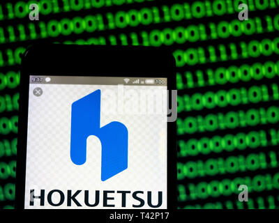 In der Ukraine. 13 Apr, 2019. In diesem Foto, Bild a Hokuetsu Corporation logo gesehen auf einem Smartphone angezeigt. Quelle: Igor Golovniov/SOPA Images/ZUMA Draht/Alamy leben Nachrichten Stockfoto