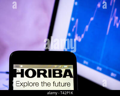 In der Ukraine. 13 Apr, 2019. In diesem Foto Illustration einer Horiba Ltd., Logo auf einem Smartphone Gutschrift angezeigt: Igor Golovniov/SOPA Images/ZUMA Draht/Alamy leben Nachrichten Stockfoto