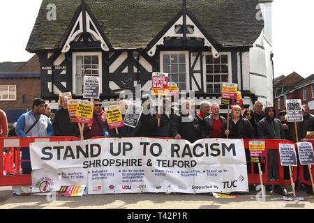 Wellington, Telford, Shropshire, Großbritannien, 13. April 2019. Ein antirassistischer Gegenprotestierer, der sich dem marsch der englischen Verteidigungsliga in Wellington, Shropshire, gegenübersieht. Bild von DAVID BAGNALL Stockfoto