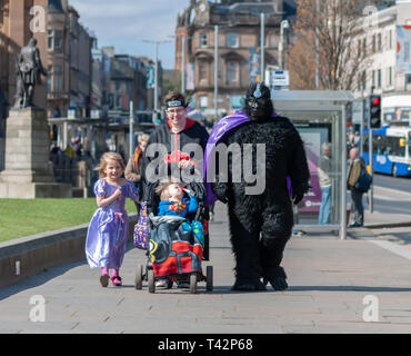 Paisley, Schottland, Großbritannien. 13. April 2019. Eine Familie von cosplayer an den Paisley Comic Con an der Lagune Freizeitanlage statt ankommen. Credit: Skully/Alamy leben Nachrichten Stockfoto