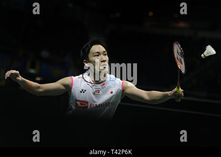 Singapur. 13 Apr, 2019. Momota Kento von Japan konkurriert bei der Men's singles Halbfinale Übereinstimmung zwischen Momota Kento von Japan und Viktor Axelsen Dänemarks an der Singapur Badminton Open im Singapur Indoor Stadium am 13.April 2019 statt. Credit: Dann Chih Wey/Xinhua/Alamy leben Nachrichten Stockfoto