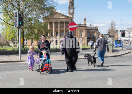 Paisley, Schottland, Großbritannien. 13. April 2019. Eine Familie von cosplayer an den Paisley Comic Con an der Lagune Freizeitanlage statt ankommen. Credit: Skully/Alamy leben Nachrichten Stockfoto