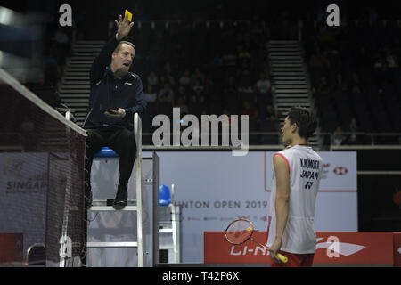 Singapur. 13 Apr, 2019. Kento Momota von Japan erhält die Gelbe Karte von Schiedsrichter (L) während der Männer singles Halbfinale Übereinstimmung zwischen Momota Kento von Japan und Viktor Axelsen Dänemarks an der Singapur Badminton Open im Singapur Indoor Stadium am 13.April 2019 statt. Credit: Dann Chih Wey/Xinhua/Alamy leben Nachrichten Stockfoto