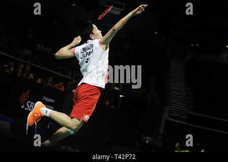 Singapur. 13 Apr, 2019. Momota Kento von Japan konkurriert bei der Men's singles Halbfinale Übereinstimmung zwischen Momota Kento von Japan und Viktor Axelsen Dänemarks an der Singapur Badminton Open im Singapur Indoor Stadium am 13.April 2019 statt. Credit: Dann Chih Wey/Xinhua/Alamy leben Nachrichten Stockfoto