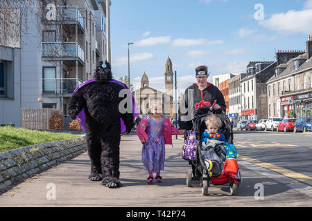 Paisley, Schottland, Großbritannien. 13. April 2019. Eine Familie von cosplayer an den Paisley Comic Con an der Lagune Freizeitanlage statt ankommen. Credit: Skully/Alamy leben Nachrichten Stockfoto