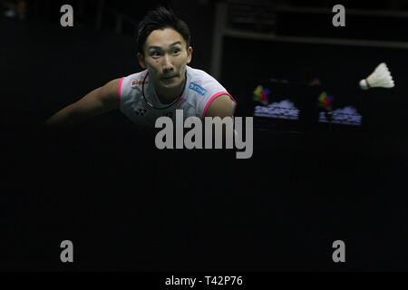 Singapur. 13 Apr, 2019. Momota Kento von Japan konkurriert bei der Men's singles Halbfinale Übereinstimmung zwischen Momota Kento von Japan und Viktor Axelsen Dänemarks an der Singapur Badminton Open im Singapur Indoor Stadium am 13.April 2019 statt. Credit: Dann Chih Wey/Xinhua/Alamy leben Nachrichten Stockfoto